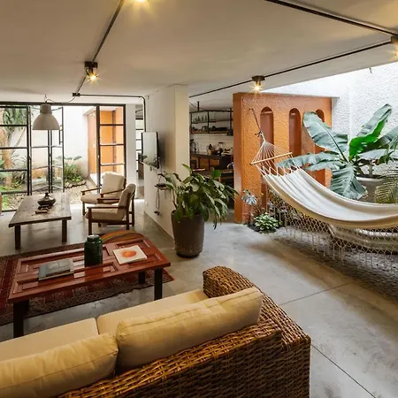 Colonial Villa In Laureles